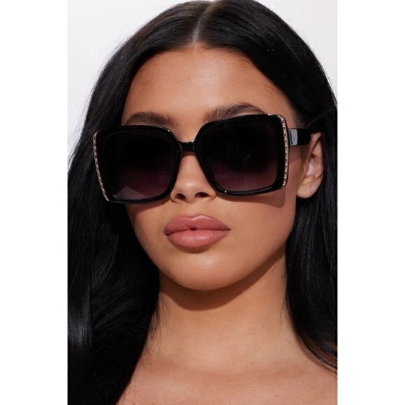 Unexpected Wonderment Square Frame‎ Side Metal Textured Detail Sunglasses Black - Picture 2 of 6